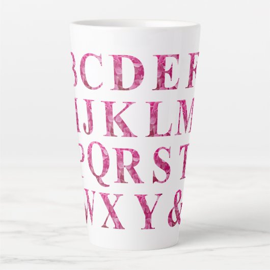 Elegant Engels alfabet in roze bloemenbelettering Latte Mok (Voorkant)