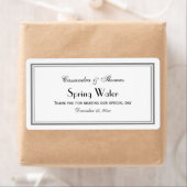 Élégant Étiquette de bouteille d'eau H encadrée en (En situation)