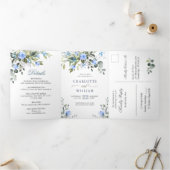 Elegant Eucalyptus Blue Rozen Greenery Wedding Drieluik Uitnodiging (Binnen)