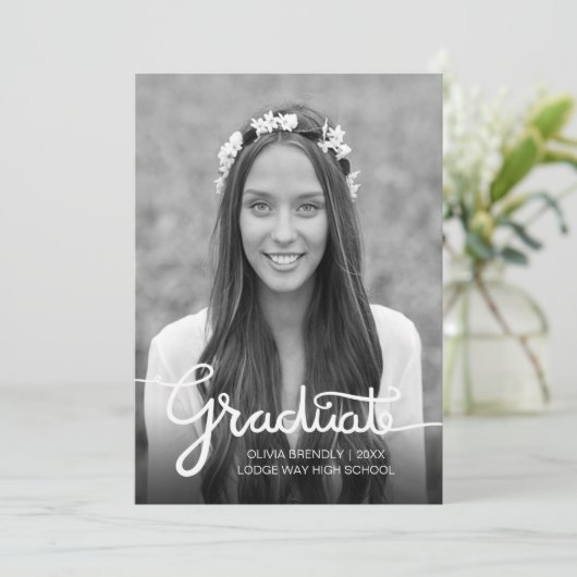 Élégant Faire-part moderne de graduation de script (Debout devant)