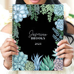 Elégant floral aquarelle Succulent Nom personnalis<br><div class="desc">Ce design élégant présente un cadre aquarelle de succulents dans des teintes vertes, bleues et bleues douces, dressées contre un arrière - plan noir élégant. Le nom et l'année personnalisés créent une touche unique et raffinée, ce qui le rend parfait pour les étudiants, les professionnels ou les amateurs de plantes....</div>