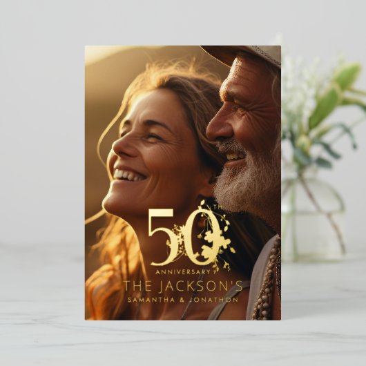 Elegant Floral Gold 50th Photo Wedding Anniversary Folie Uitnodiging (Staand Voorkant)