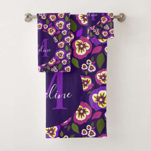Elegant Floral Pansies Pattern Paars Monogram Bad Handdoek (Insitu)