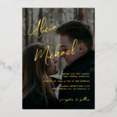 Elegant foto zwart goud echte folie script bruilof folie uitnodiging (Voorkant)