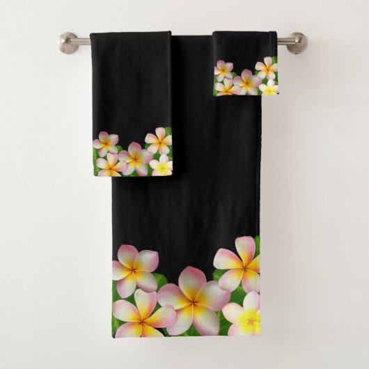 Elegant Frangipani Plumeria Flowers op Black Bad Handdoek (Insitu)
