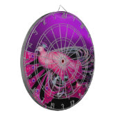 ELEGANT FUCHSIA PINK PEACOCK IN PAARS DARTBORD (Voorkant Links)