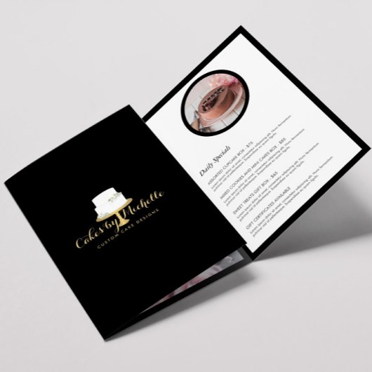 Élégant gâteau blanc avec Florals II Brochure boul