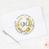 Elegant Geel Bloemenscript Monogram Adres Ronde Sticker (Envelop)