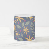 Elegant geel bloemmotief op blauw matglas koffiemok (Voorkant links)