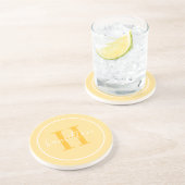 Elegant Geel Gouden Ronde Monogram Script Zandsteen Onderzetter (Zijkant)