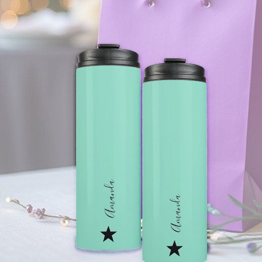 Elegant geometrisch patroon op wit, aanraking van thermosbeker