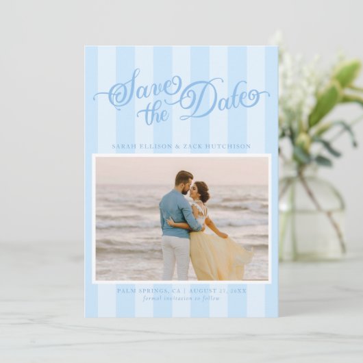 Elegant gestreept pastelblauw script Sla de datum Save The Date (Staand voorkant)