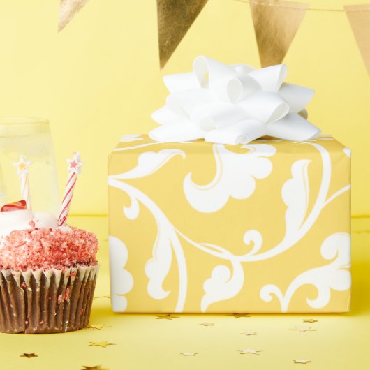 Elegant girale gele florale monogram cadeaupapier (Verjaardagsfeest)