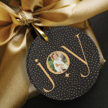 Elegant Gold Confetti Polka Dot Motif Joie Photo<br><div class="desc">Un bel ornement de vacances moderne et élégant pour présenter vos souvenirs de photos de famille. Notre design comporte un faux motif de pois doré contre un arrière - plan noir, avec le mot joie écrit dans une police élégante. Affichez votre photo dans la lettre "O" dans le mot joie....</div>