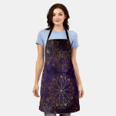 Elegant Gold en Paarse Floral Mandala Pattern Schort (Gedragen)