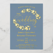 Elegant Gold Leaves op Dusty Blue Classy Wedding Folie Uitnodiging (Voorkant)