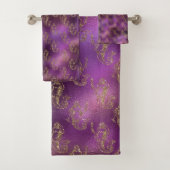 Elegant Gold Mermaid Pattern Paars Metallic Bad Handdoek (Insitu)