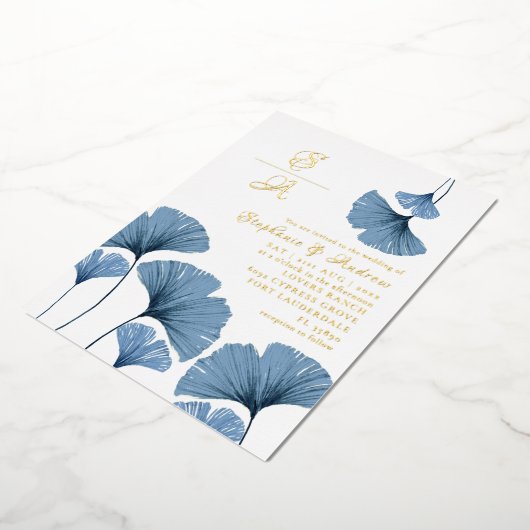 Elegant Gold Script Blue Leaf Wedding Invitation Folie Uitnodiging (Gedraaid)