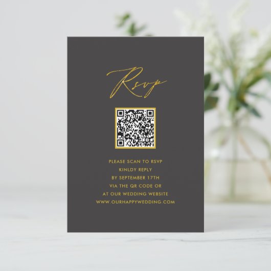 Elégant Gold Script moderne gris QR Wedding RSVP (Debout devant)