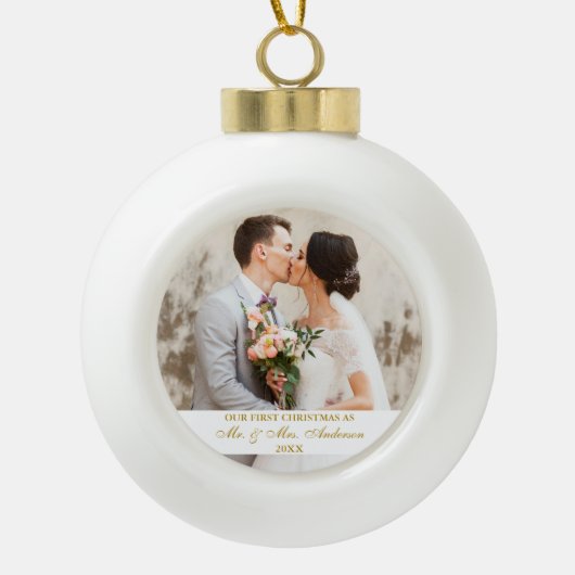 Elegant Gold Script ons eerste kerstfeest Keramische Bal Ornament (Voorkant)