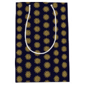 Elegant Gold Snowflake Holiday Gift Bag Medium Cadeauzakje (Voorkant)