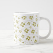 Elegant Gold Snowflake Winter Pattern Extra Grote Beker (Rechts)