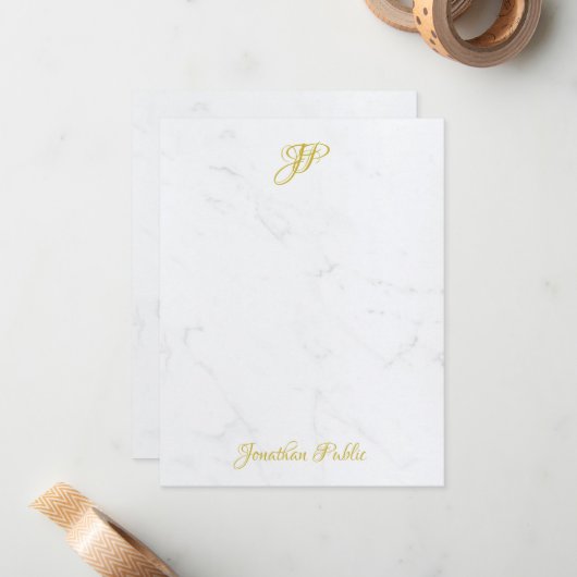 Elegant Goud Hand Script Monogram Wit Marmer Notitiekaartje (Voorkant / Achterkant in situ)