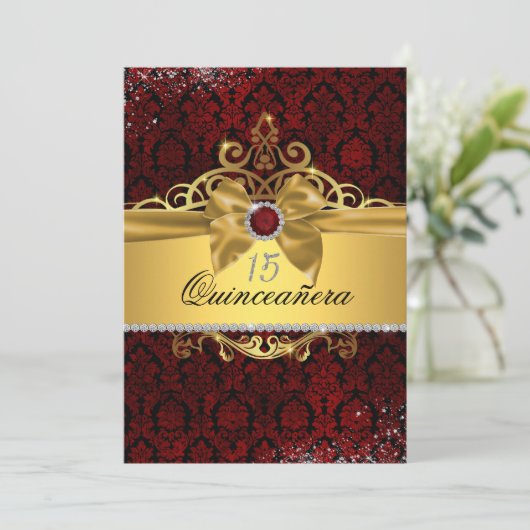 Elegant Goud Ruby Rood Damast Quinceanera Uitnodig Kaart (Staand voorkant)