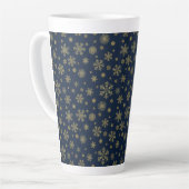 Elegant Gouden Sneeuwvlok Winter Patroon Latte Mok (Linkerhoek)