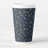 Elegant Gouden Sneeuwvlok Winter Patroon Latte Mok (Voorkant)