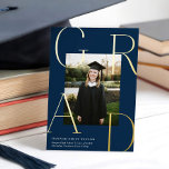 Élégant GRAD Photo Graduation Gold Faire-part<br><div class="desc">Ce magnifique faire-part de graduation photo présente un cadre de typographie élégant en feuille d'or surélevée qui dit "GRAD" sur un arrière - plan bleu marine avec une seule photo verticale. L'aspect est très élégant mais moderne. Les couleurs arrière - plan et texte sont personnalisables. La feuille surélevée brille vraiment...</div>