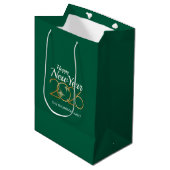 Elegant Green & Gold “New Year 2026” Personalized  Medium Cadeauzakje (Voorkant Gekanteld)