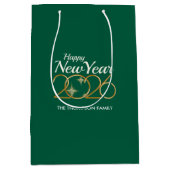 Elegant Green & Gold “New Year 2026” Personalized  Medium Cadeauzakje (Voorkant)