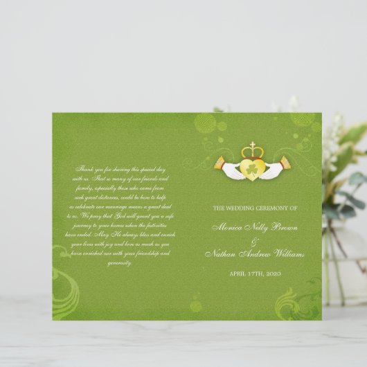 Élégant Green Irish Bi Fold Wedding Programmes (Debout devant)