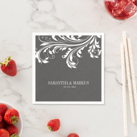 Elegant grijs damast en wit  kant servetten (Insitu)