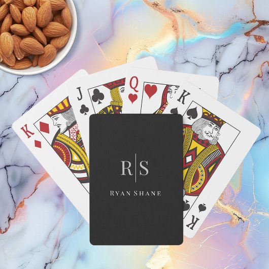 Elegant grijs monogram & witte naam op zwart pokerkaarten