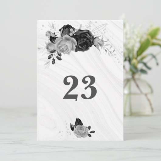 Élégant gris argenté et noir numéro de table flora (Debout devant)