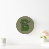 Elegant Groen Monogram Initiaal Letter Ronde Klok (Huis)