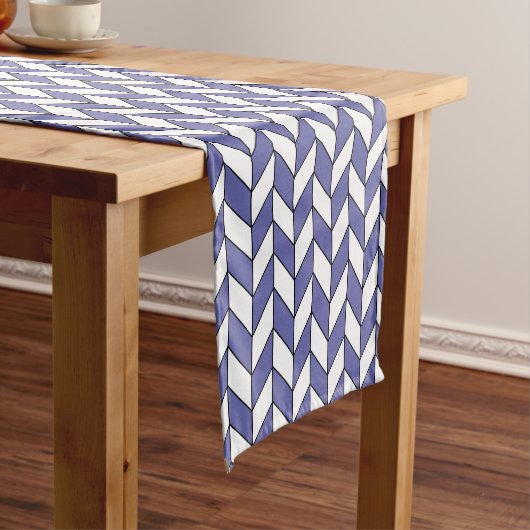 Elegant Herringbone Chevron Pattern Korte Tafelloper (Voorbeeld)