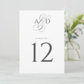 Elegant Initiaal Script Trouwtafel Nummer Kaart (Staand voorkant)