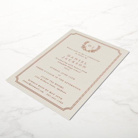 Elegant Ivory Monogram + Laurel Wreated Afstuderen Folie Uitnodiging (Gedraaid)