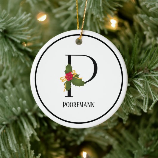 Elegant Kerstmis Holly Monogram Letter P Keramisch Ornament (Boom)