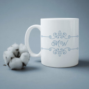 Elegant krullend bloeiend stoffig blauw monogram koffiemok