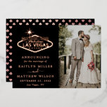 Elégant Las Vegas Destination Faire-part de mariag<br><div class="desc">Annoncez votre mariage dans le style avec ces cartes à faire-part pressées en papier doré mariage à la mode de Las Vegas. Le libellé et la photo modèles sont faciles à personnaliser et votre famille et vos amis seront ravis quand ils recevront ces fabuleuses cartes de faire-part.</div>