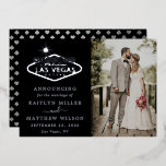 Elégant Las Vegas Destination Faire-part de mariag<br><div class="desc">Annoncez votre mariage dans le style avec ces cartes à faire-part pressées en papier doré mariage à la mode de Las Vegas. Le libellé et la photo modèles sont faciles à personnaliser et votre famille et vos amis seront ravis quand ils recevront ces fabuleuses cartes de faire-part.</div>