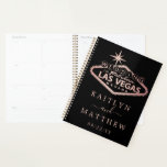 Elégant Las Vegas Destination Mariage<br><div class="desc">Préparez-vous à votre grande journée dans le style avec cette wedding planner élégante et très tendance. Le design est facile à personnaliser avec vos propres noms et date mariage et vous pouvez garder toutes vos idées de design, informations mariages importantes et beaucoup plus en sécurité ensemble dans ce planificateur personnalisé....</div>