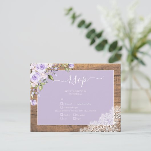 Elegant Lila Lavender Rustic Lace Wedding RSVP Uitnodiging Briefkaart (Staand voorkant)