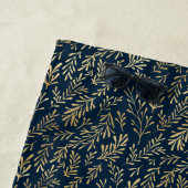 Elegant Luxe Navy Gold Leaf Monogram Strandlaken (In situ)