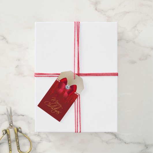 Elegant luxueus rood satijnstrik op gouden kerst cadeaulabel (Met Touw)