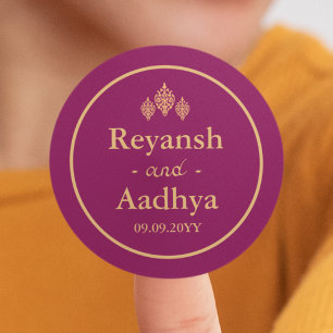Elegant Magenta Gold Couple noemt Indische bruilof Ronde Sticker